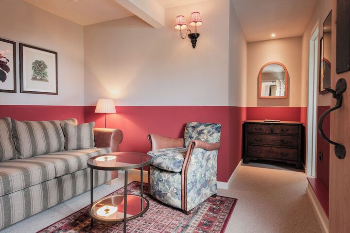 Lounge 84 of 143