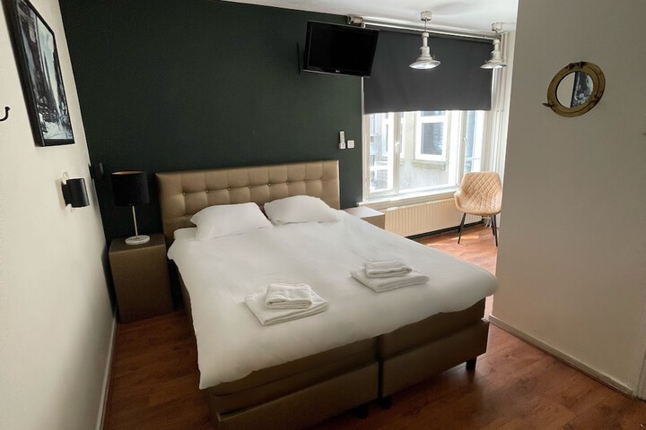 Room 8 of 132