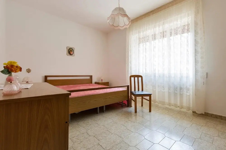 Room 5 of 11