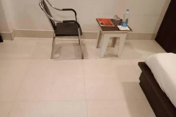 Room 3 of 8