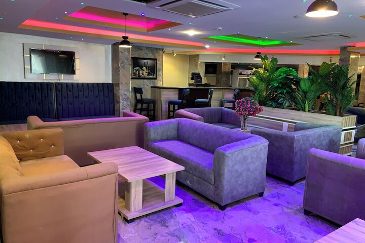 Lounge 35 of 41