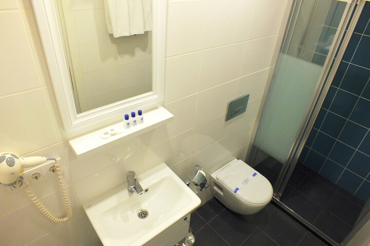 Room 45 of 64