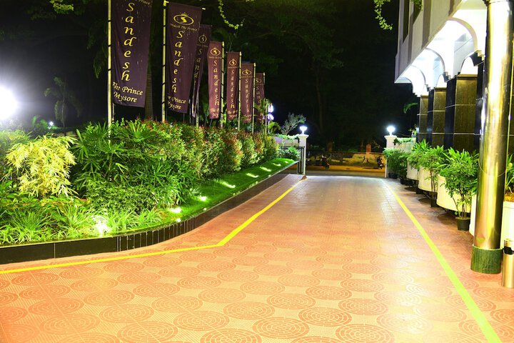 Hotel Exterior 25 of 33