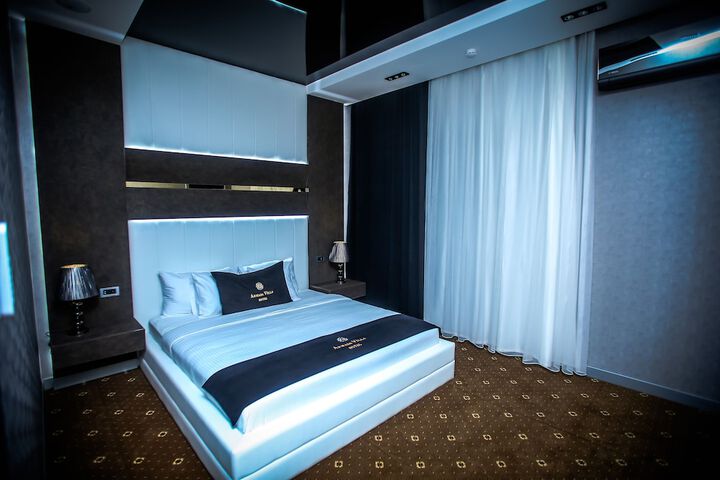 Room 8 of 38