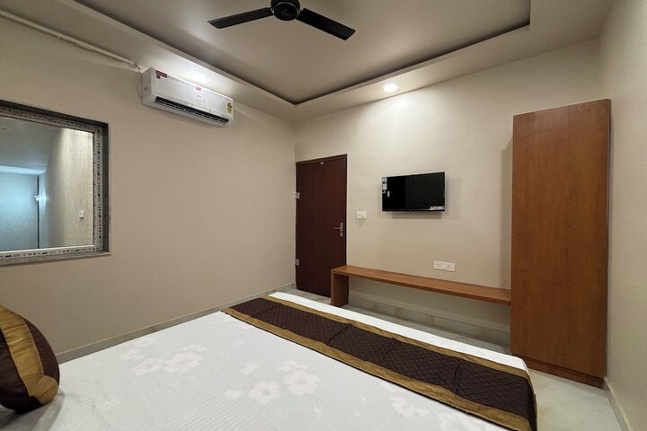 Room 8 of 18