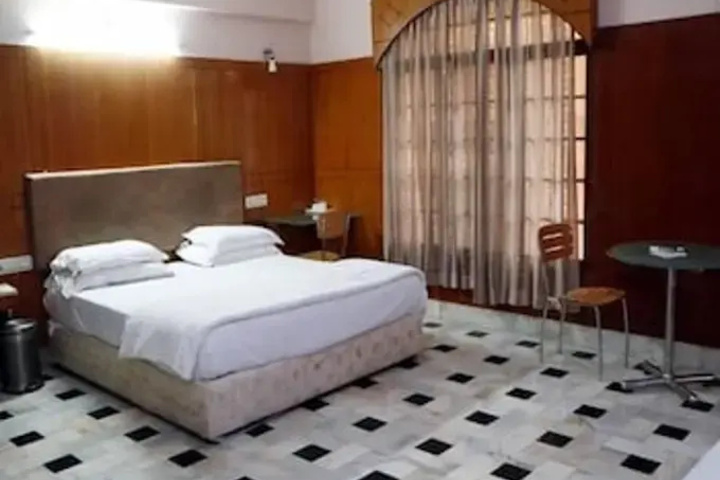 Room 5 of 18