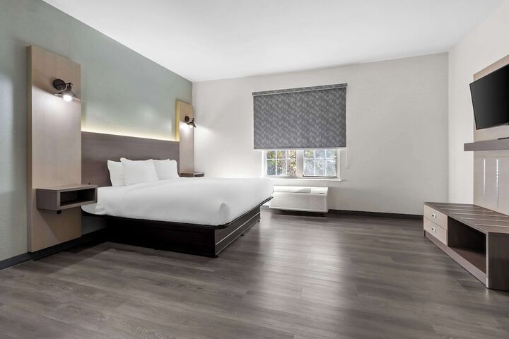 1 King Bed Efficiency (5 of 7)