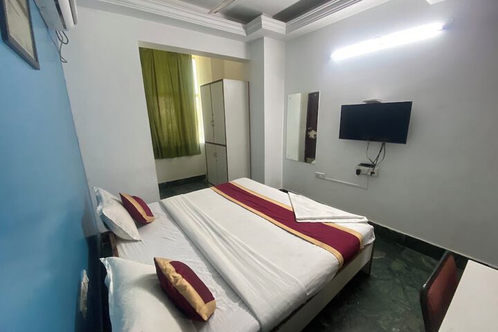 Room 13 of 32