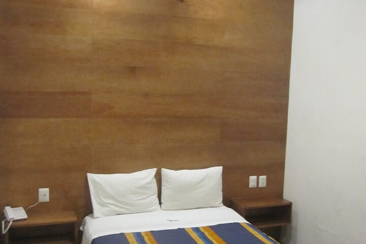 Room 5 of 12