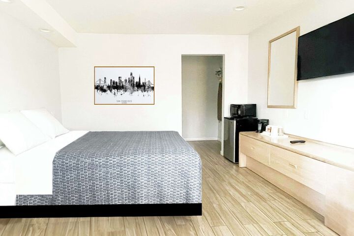 1 Queen Bed (10 of 16)