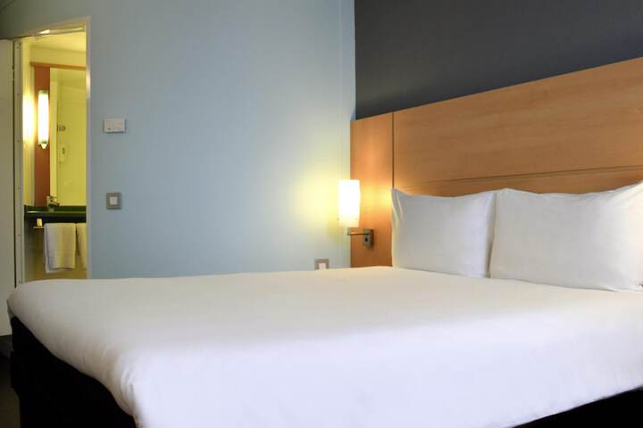 Room 10 of 32