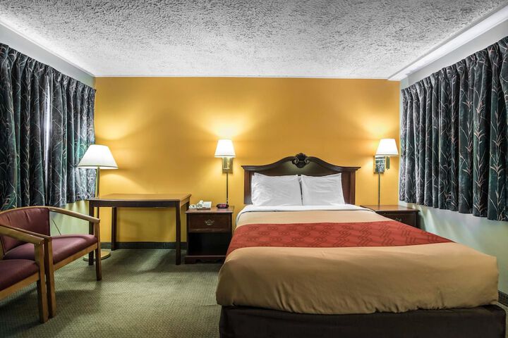 1 Queen Bed (18 of 18)