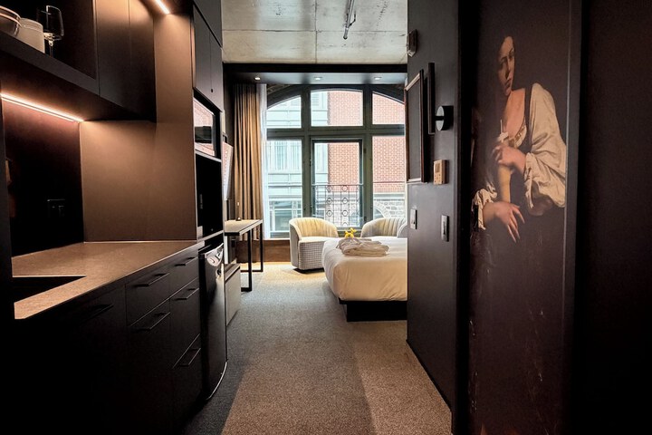 Room 8 of 16