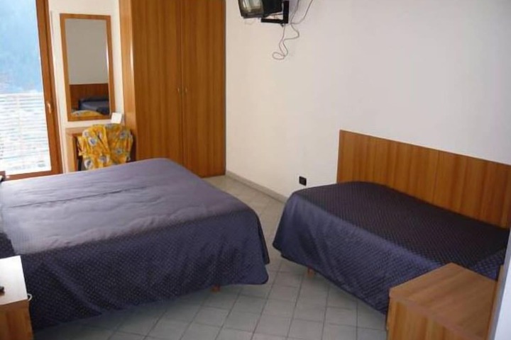Room 4 of 52