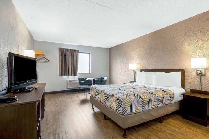 1 Queen Bed (14 of 15)