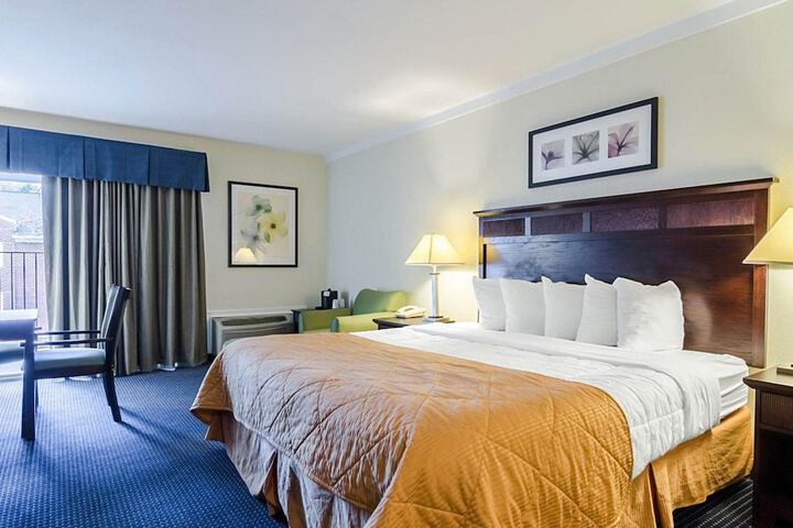 1 King Bed Accessible (2 of 21)
