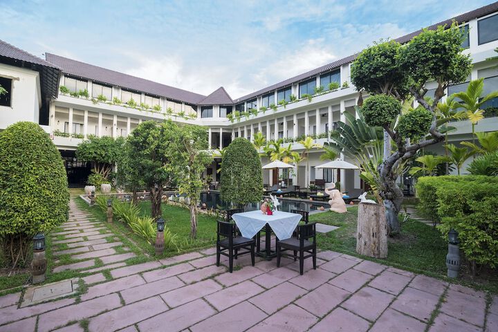 Hotel Exterior 53 of 63