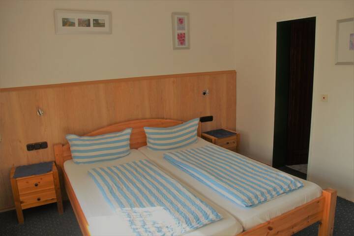Room 2 of 33