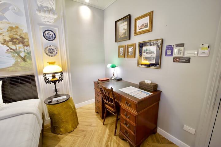 Room 27 of 81