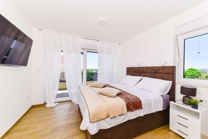 Room 2 of 33