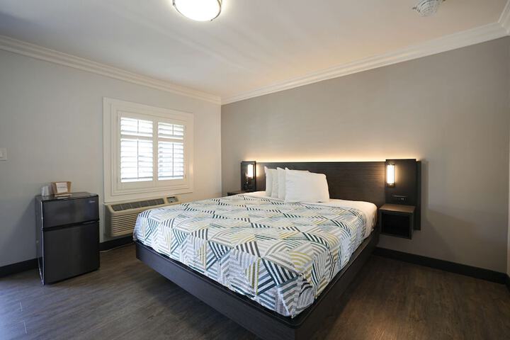 1 Queen Bed Micfridge (5 of 11)