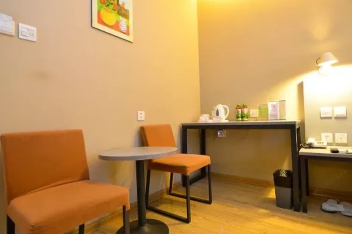 Room 12 of 25
