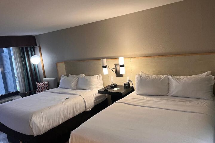 1 Queen Bed Accessible Room Street View (3 of 10)