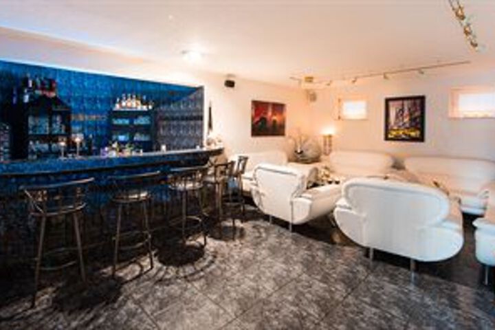 Lounge 21 of 37