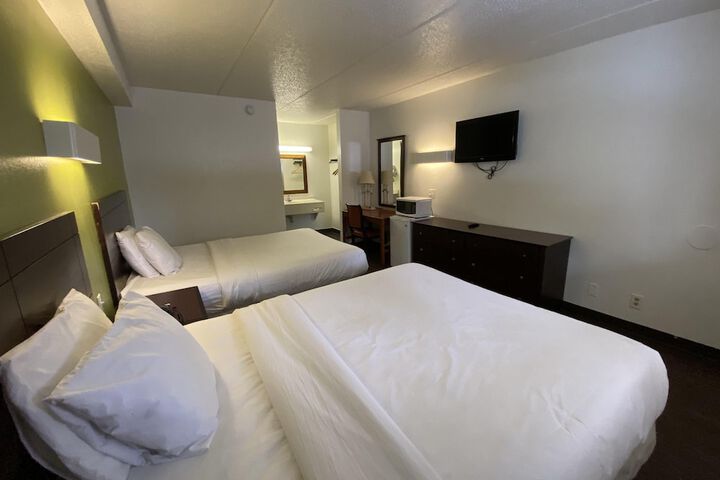 1 Queen Bed (8 of 9)