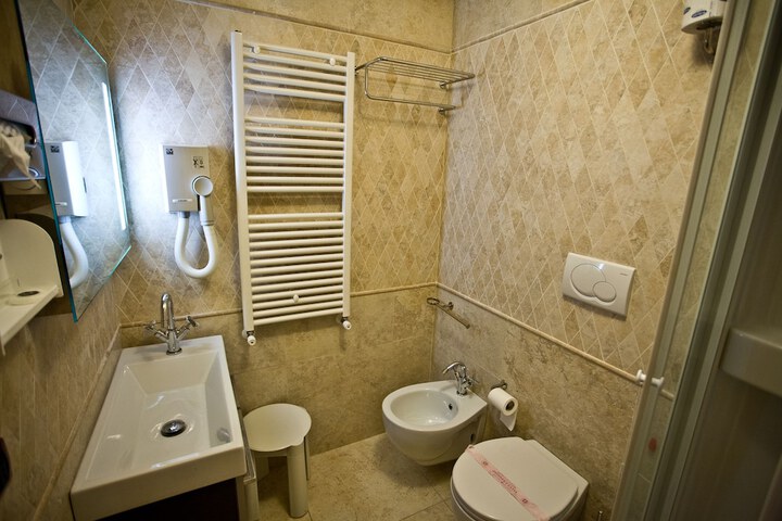 Room 27 of 79