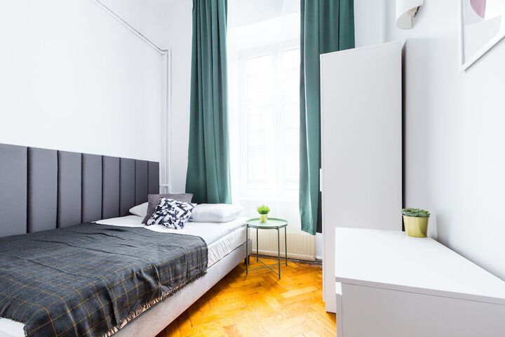 Room 25 of 102