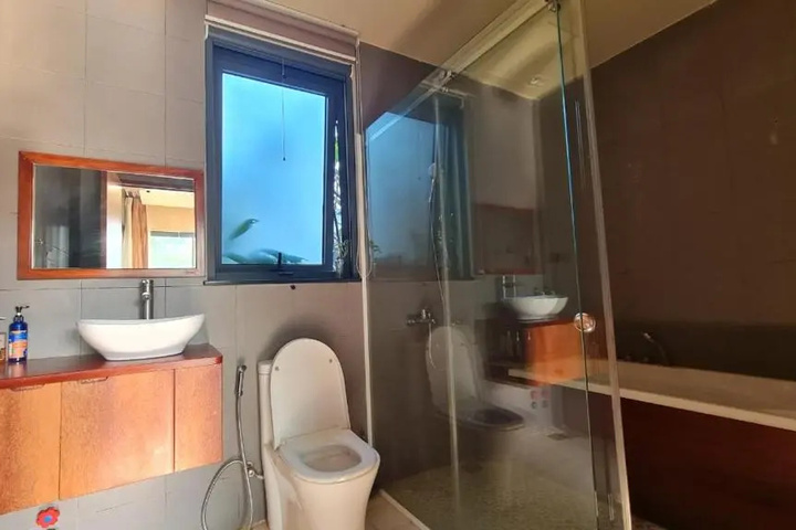 Room 5 of 8