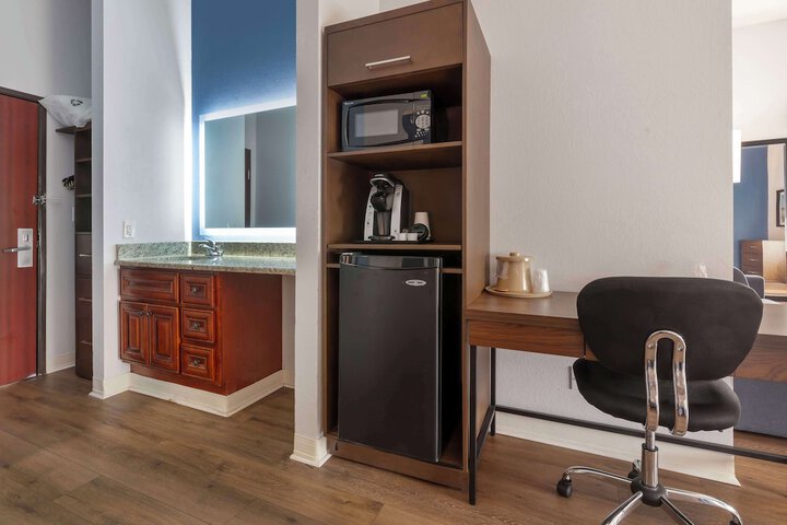 Accessible 1 King Mobility Accessible Communication Assistance Bathtub Microwave and Refrigerator Full Breakfast (1 of 26)