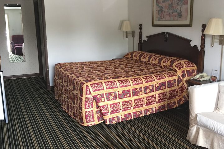 1 King Bed (1 of 11)