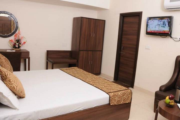 Room 4 of 10