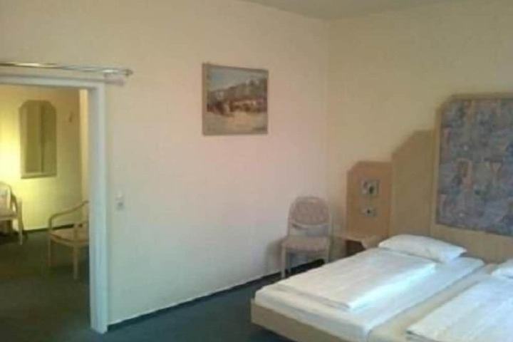 Room 6 of 17