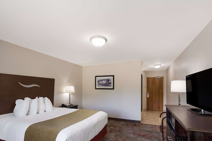 2 Queen Beds Flat Screen Television Microwave and Refrigerator, Continental Breakfast (16 of 18)