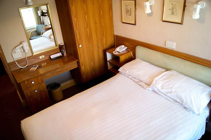 Room 16 of 118