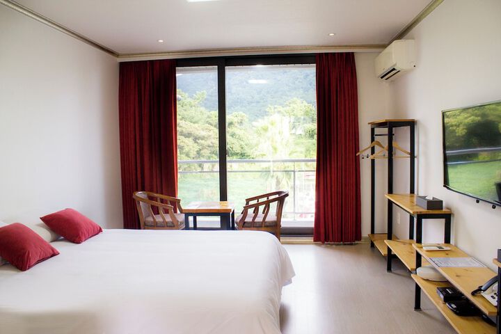 Room 16 of 38