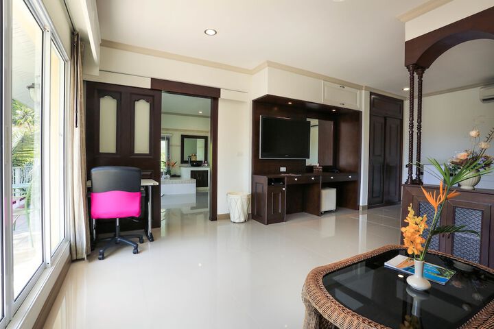 Room 6 of 84