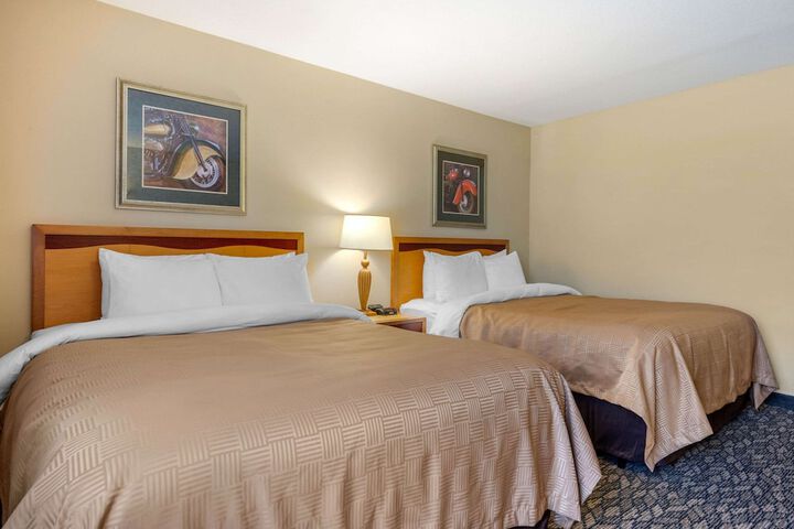 2 Queen Beds (1 of 23)