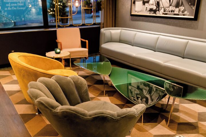 Lounge 41 of 54