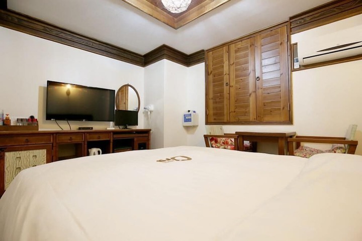 Room 6 of 14