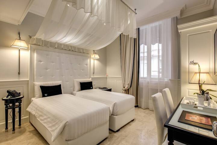 Room 6 of 30