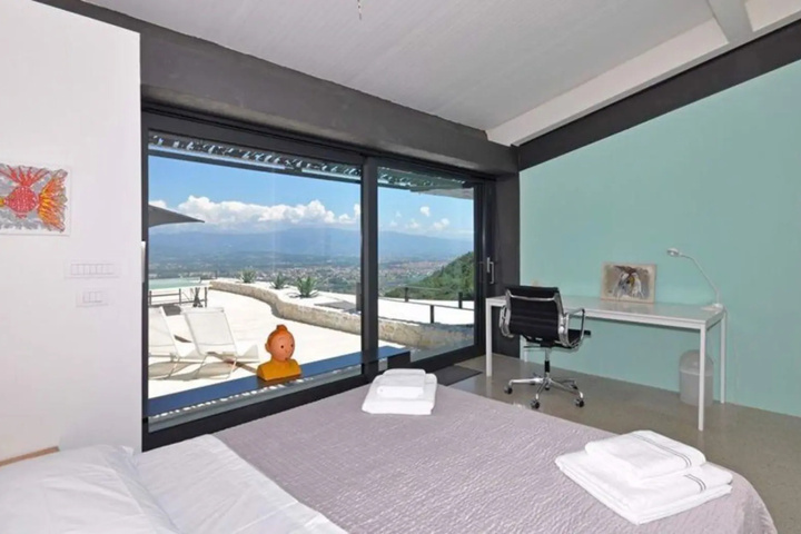 Room 4 of 12