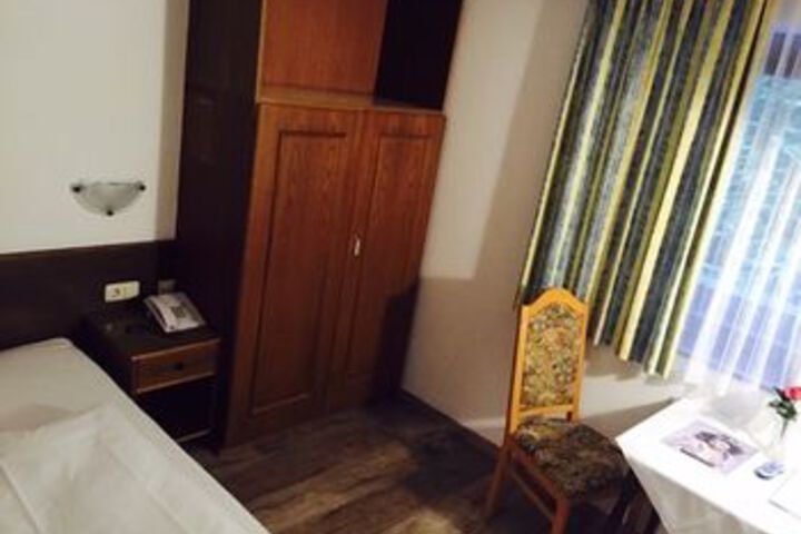 Room 6 of 19