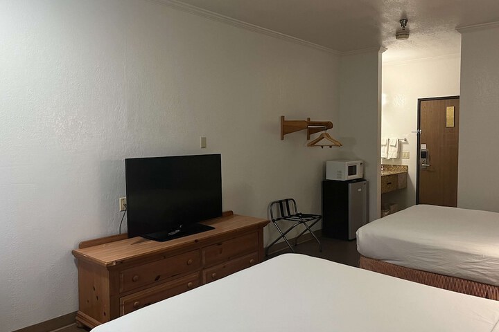 1 King Bed (6 of 16)