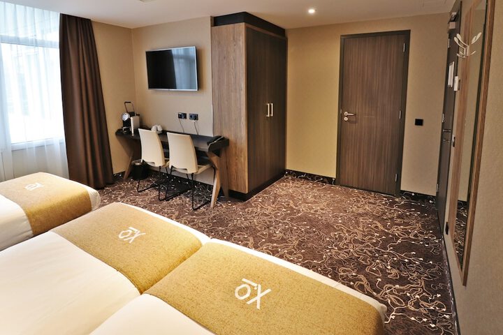 Room 11 of 48