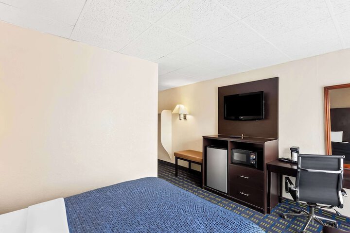1 Queen Bed (11 of 12)