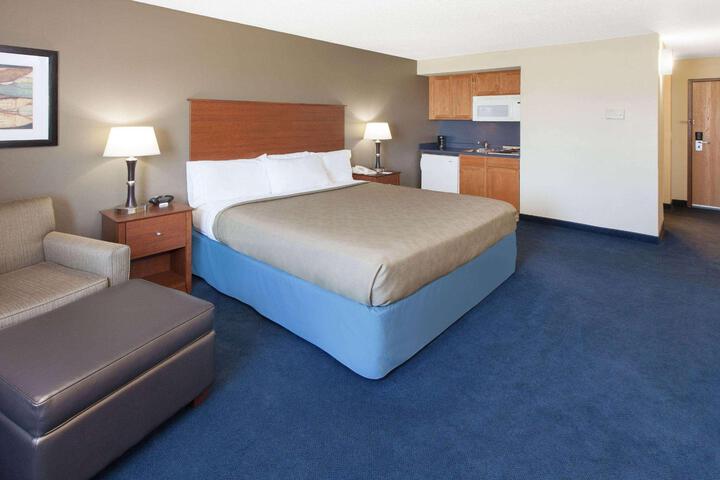 1 King Bed Deluxe Mobility Accessible (11 of 28)